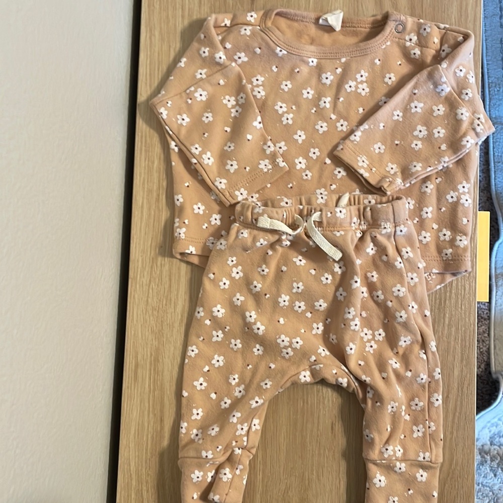 Quincy Mae Baby Girls’ 2pc Floral Brushed Jersey Top & Bottom Set.